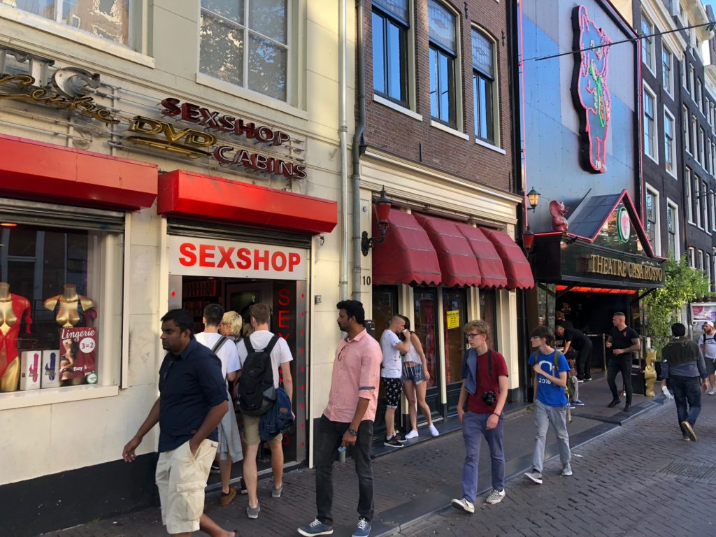 An Asian girls solo visit to Amsterdams Red Light District — and how it completely changed my view on prostitution and sex afbeelding
